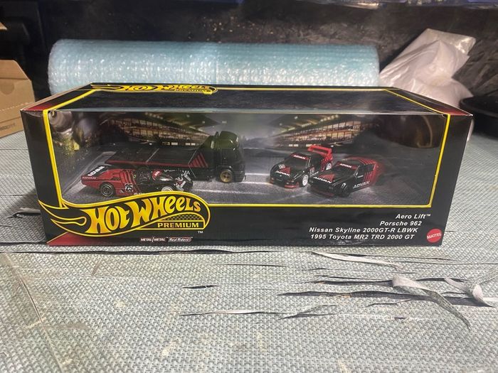 Hot Wheels Premium Advan Racing Team Diorama Set