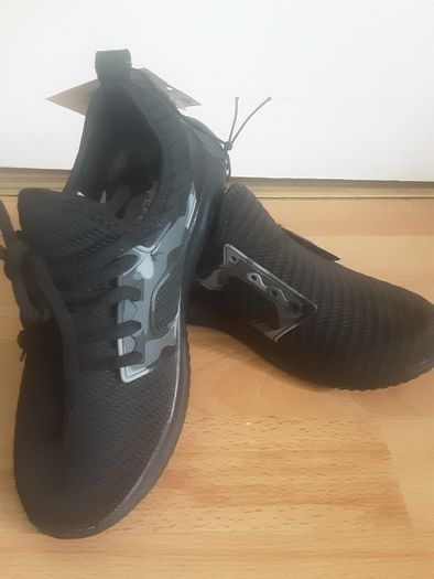 Trainers/Boys Lightweight Trainers  .. Size: 1 UK  ..  33/34 EU .. REDUCED PRICE