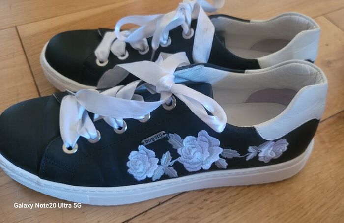 Bugatti Ladies Trainers Black with Embroidered Flowers Size 7 UK EU 40