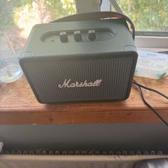 marshall speaker barely used with charger