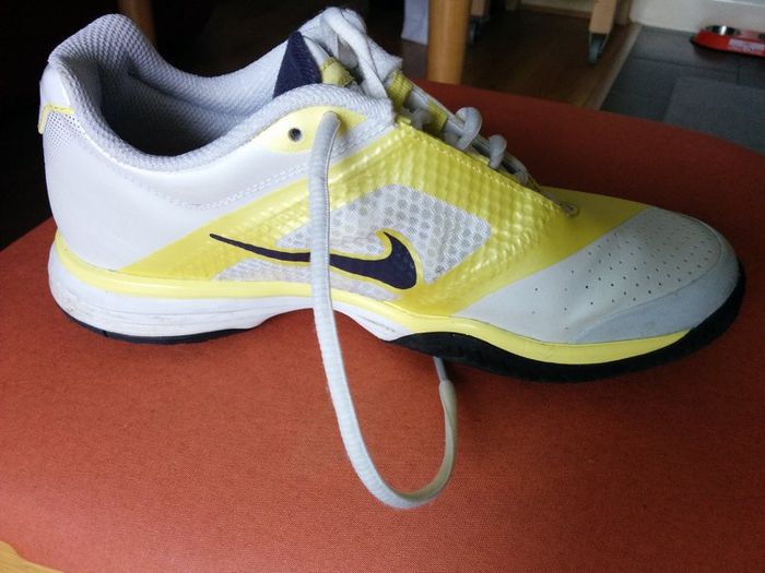 Nike tennis runners size uk 4