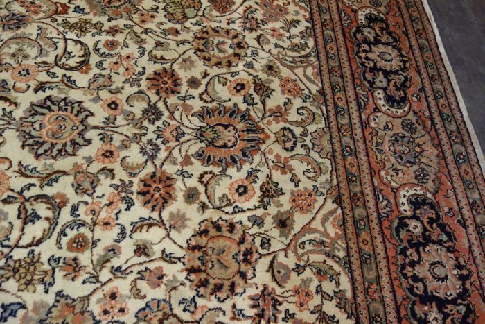 P.ersian Tabriz Rug 3.1 X 2.43m (TZ)