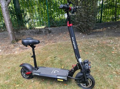 Kugoo M4 e-scooter with fold down seat - used twice
