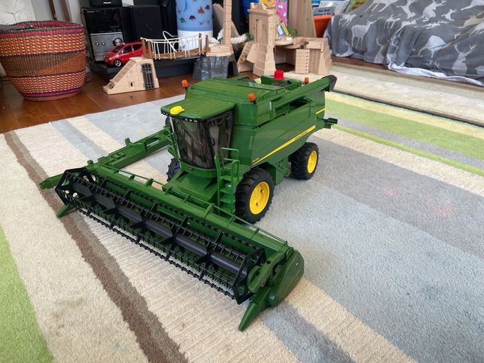 Bruder 1:16 John Deere T670i Combine Harvester