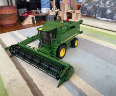 Bruder 1:16 John Deere T670i Combine Harvester