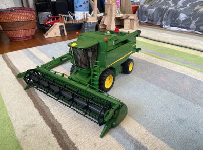Bruder 1:16 John Deere T670i Combine Harvester