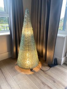 Glass pyramid lamp