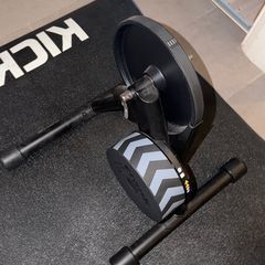Wahoo KICKR Smart Trainer + Floor Mat + Shimano Ultegra 11-Speed Cassette