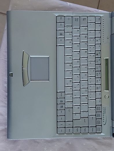 Rare Vintage Fujitsu Siemens Lifebook, E Series, FPC07048B Part number CP127259, Running Windows 2000 Professional, uses 3.5 floppy disk, 20GB HDD, amd all the connecting Ports from 30 years ago Era