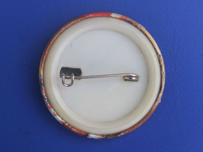 DOLLOND & AITCHISON (high-street opticians) - a promotional button badge featuring a Sindy doll (1990s)