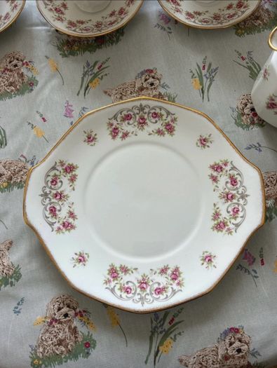 21 piece Queen's fine bone china tea set