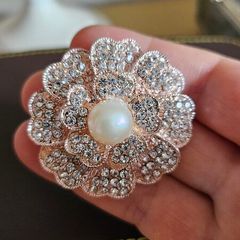 Flower with pearl brooch