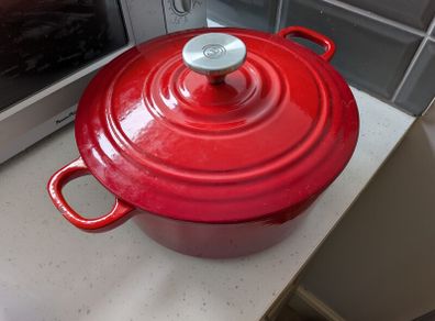 MasterChef cast iron pot/casserole dish