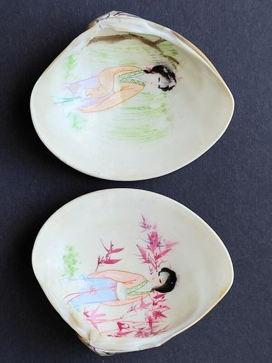 A Pair of Hand Painted Chinese Decorative Clam Shells