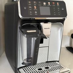 Philips Series 5500 LatteGo Fully Automatic Coffee Machine (EP5546/70) - Mint Condition