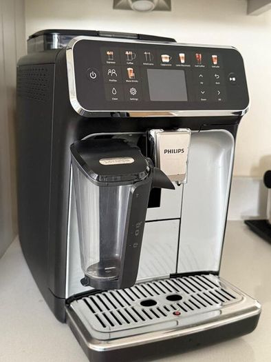 Philips Series 5500 LatteGo Fully Automatic Coffee Machine (EP5546/70) - Mint Condition