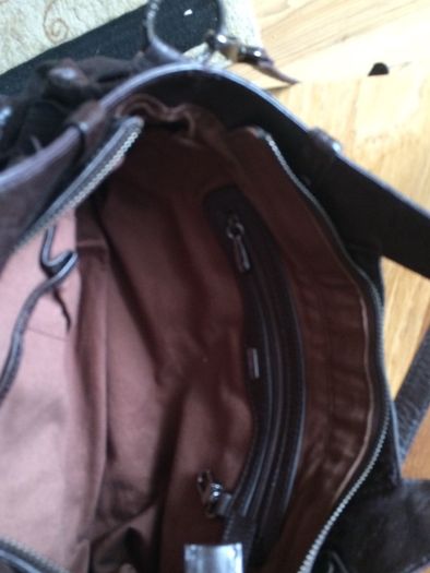 Leather Oriano ladies bag with shoulder strap.