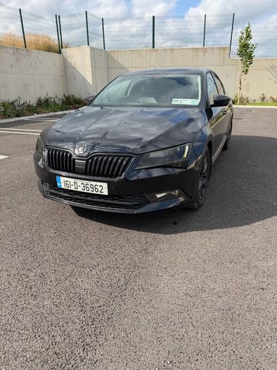 Skoda Superb black edition