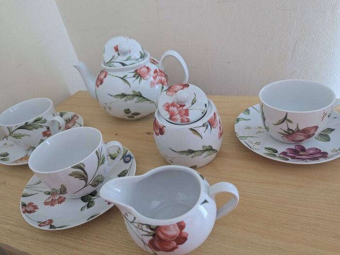 Dunnes Home tea set, for 3 person, contains 11 pcs, including 3 tea cups, 3 saucers, a milk jar, a sugar bowl with lid and a tea pot with lid. Brand new, impeccable conditions. Any scratches, cracks or cips.