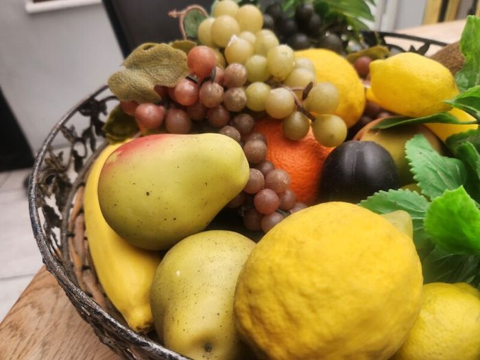Large very realistic fruit bowl