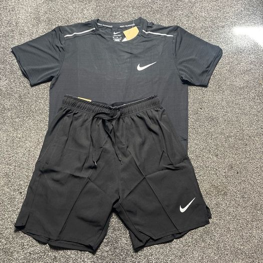 Black Nike miler set