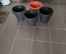 4 new 28" plant pots