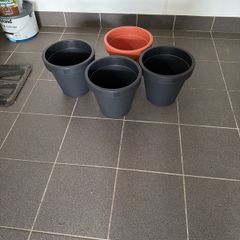 4 new 28" plant pots