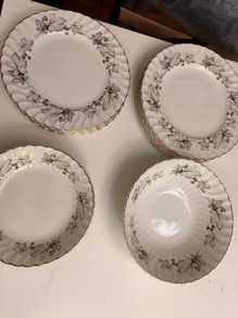 Aynsley Bone China Dinner Set Plates Bowls and Serving Bowl 17 Pieces