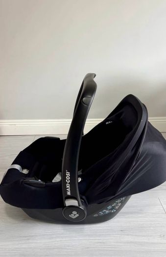 Maxi-Cosi Cabriofix infant car seat , ISOFIX Base , Buggy Adapters in Excellent Condition
