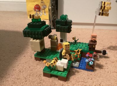 Lego  Minecraft bee farm (2021)