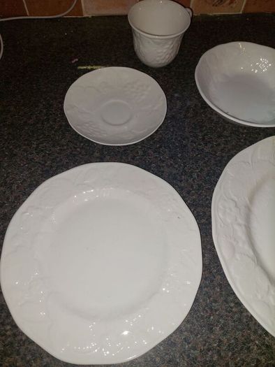 Wedgewood Strawberry and Vine 52 Piece Set