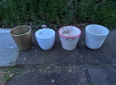 4 small ceramic flower pots