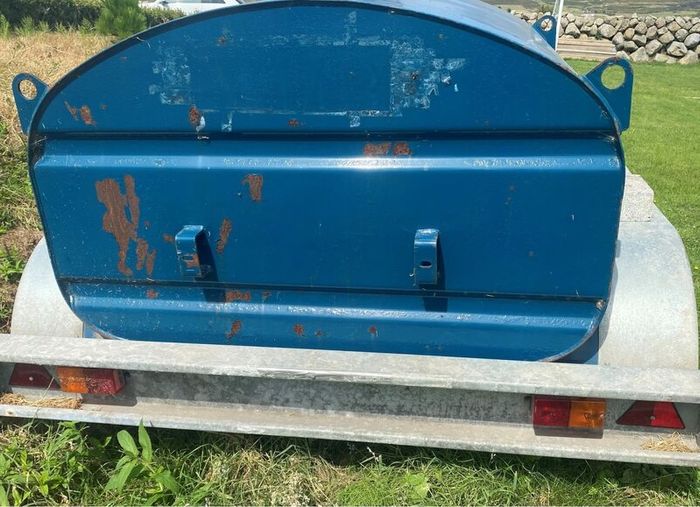 Twin axle diesel bowser with battery powered pump