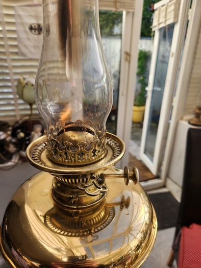 Fantastic victorian brass oil lamp . extends to 2m.