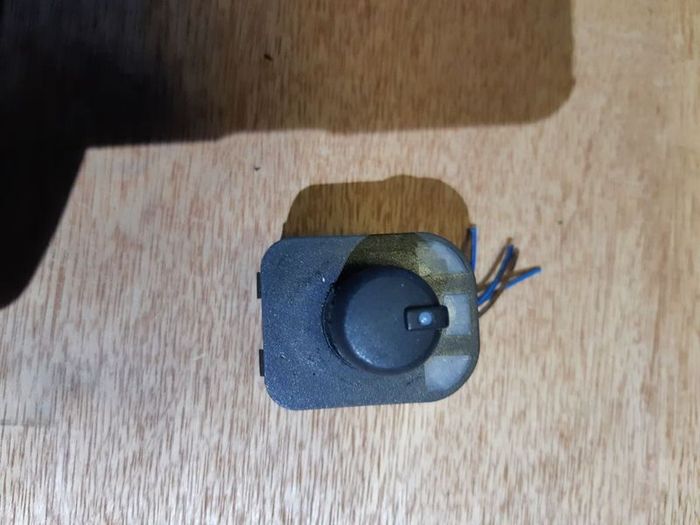 8e0959565 Wing mirror control switch