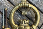 door knocker