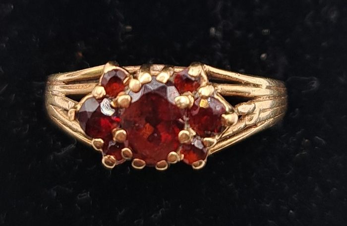 Vintage 9ct  yellow gold garnet ring