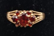 Vintage 9ct  yellow gold garnet ring
