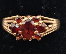 Vintage 9ct  yellow gold garnet ring