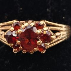 Vintage 9ct  yellow gold garnet ring