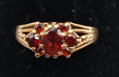 Vintage 9ct  yellow gold garnet ring