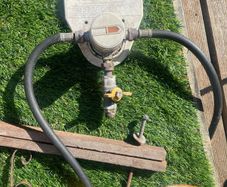 Compact propane gas automatic changeover regulator