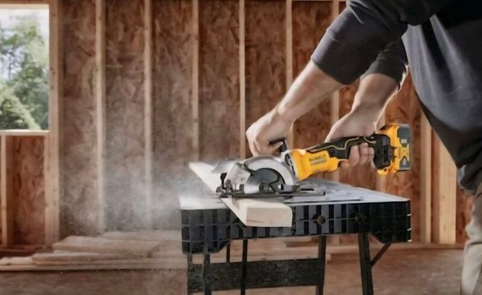DeWALT 18V XR Cordless Brushless Compact Circular Skill Saw + Construction Cutting Blade.The Best A Professional Can Get. Closing down sale - all must go!.