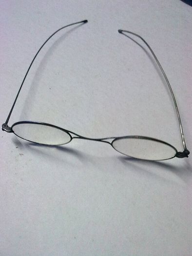 Early pair of spectacles in old papier mache case