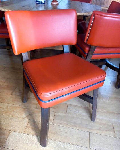 Round dining table 300 and vintage chairs 280