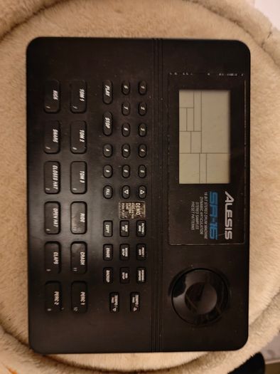 Drum Machine - Alesis SR-16
