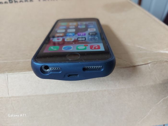 Apple Iphone SE, Space Grey, 32GB, with Battery Pack Case for Great protection, excellent condition