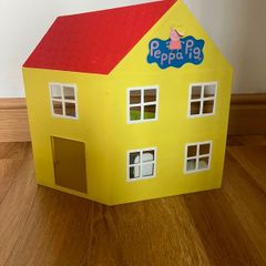 Peppa pig house and book