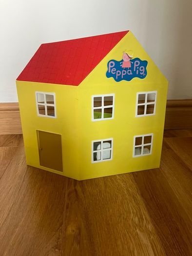 Peppa pig house and book