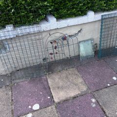 Collection of wire plant trays etc